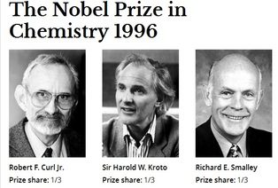 Informatie Shungite 24 Wist je dat de unieke moleculen in Shungite Fullerenen heten? Zodra de shungite stenen in water gelegd wordt beginnen de stenen deze "Fullerenen" moluculen af te geven. Er is bewezen door wetenschappers dat de fullerenen helende eigenschappen hebben op het menselijk lichaam en treden op als anti-oxidanten door vrije radicalen aan zich te binden. Voor de ontdekking van het koolstofmolecuul "Fullereen" in 1986 kregen de onderzoekers Richard Smalley, Robert Curl en Harold Kroto in 1996 de Nobelprijs voor chemie. In 2003 werd er een onderzoek gepubliceerd door Rice University naar medische toepassingen van fullerenen. Er vindt steeds meer onderzoek plaats over deze bijzondere fullerenen die in Shungite voorkomt.